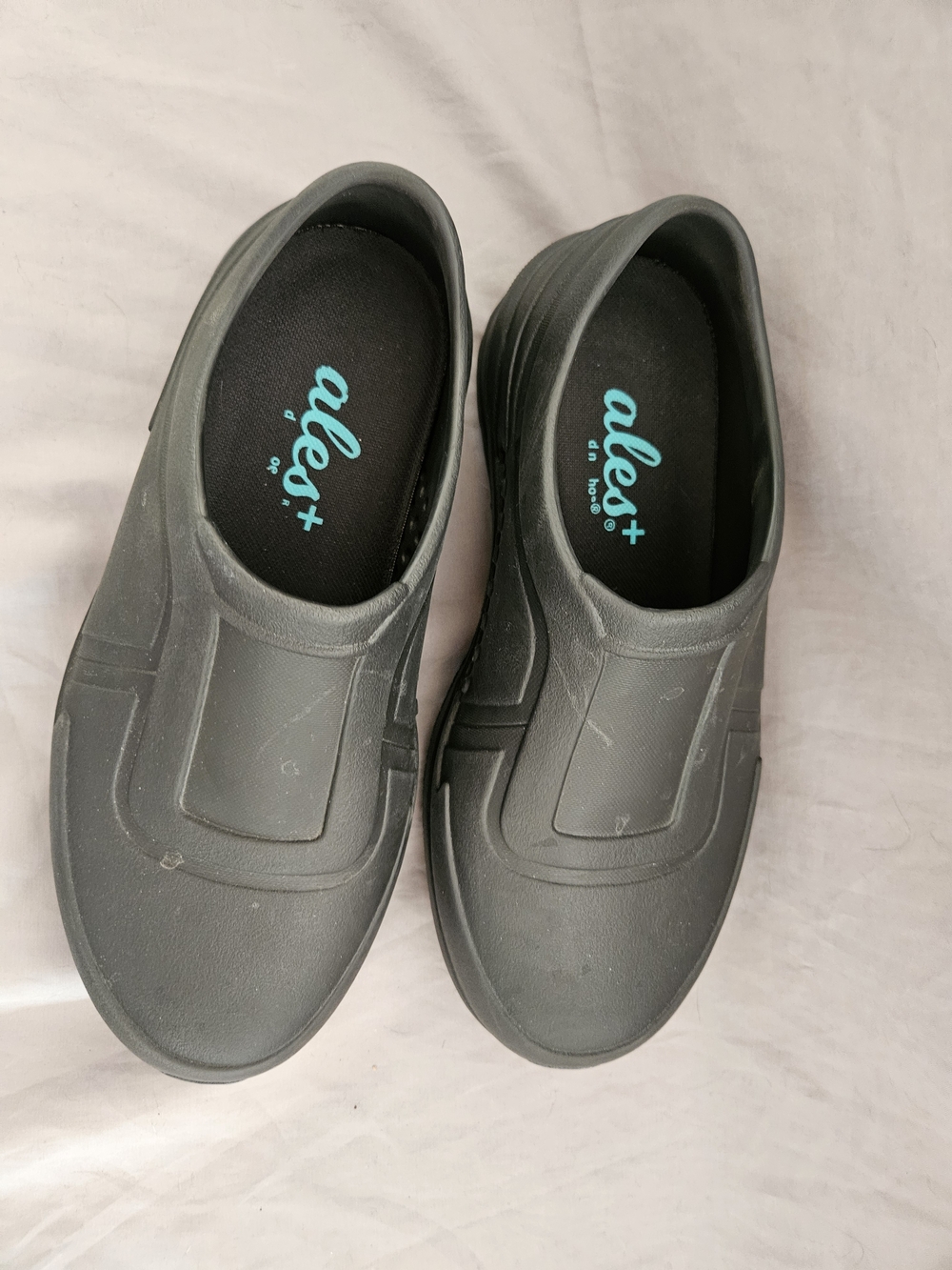 ales+ Black Slip-On Clogs